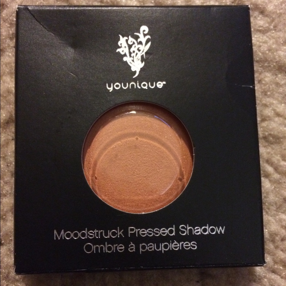 Younique Pressed Shadow single in “WITTY”.
